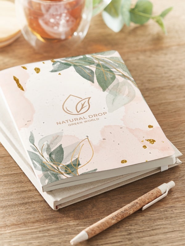 Individualisierbares Notizbuch auf modernem Schreibtisch, stilvoller Begleiter für den Alltag