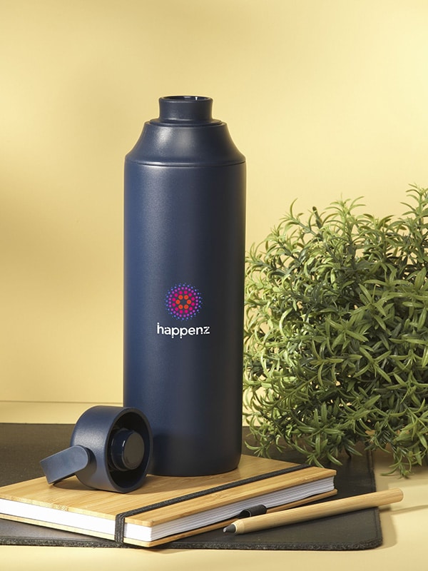 Moderne individualisierbare Trinkflasche im Alltag, ideal für Sport und Büro, Werbeartikel