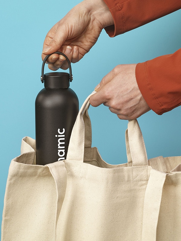 Erfrischende individualisierbare Trinkflasche für unterwegs, praktischer Begleiter im Alltag