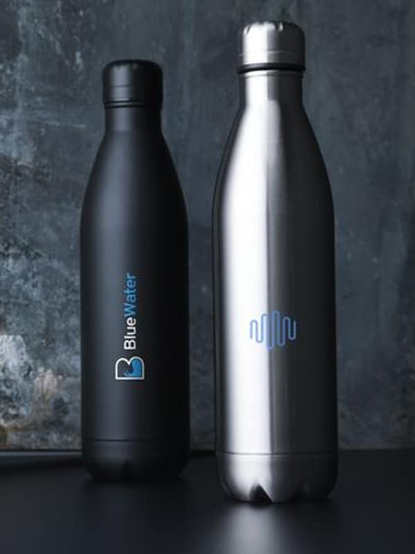 Merchandise elegante Trinkflasche im Fokus, perfekt für Kampagnen und Branding-Zwecke