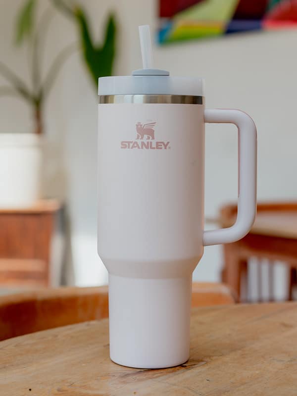 Elegante Edelstahl-Trinkflasche Stanley Cup mit Gravur, ein zeitloser und nachhaltiger Werbeartikel