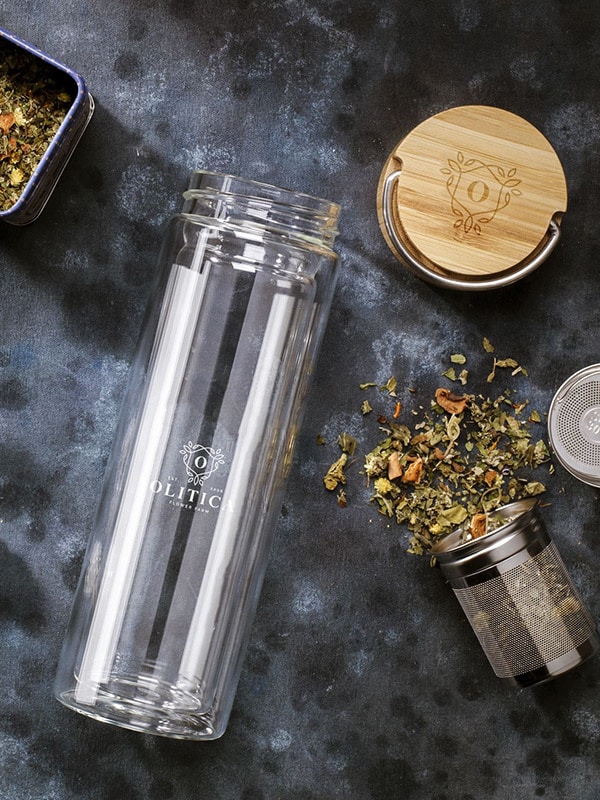 Hochwertige personalisierbare Trinkflasche mit Firmenlogo, detailreiche Gravur, Markenbotschaft