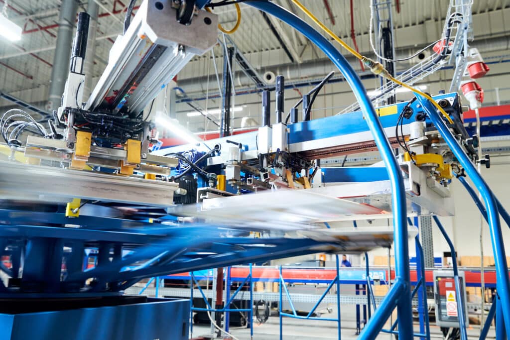 Moderne Druckerei mit fortschrittlichen Maschinen, die die Individualisierbarkeit von Produkten durch 16 unterschiedliche Druckverfahren für exzellente Branding-Ergebnisse ermöglichen.