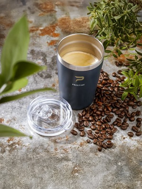 Individualisierter Kaffeebecher mit frisch gerösteten Kaffeebohnen – genussvolle Markenpräsentation für Feinschmecker