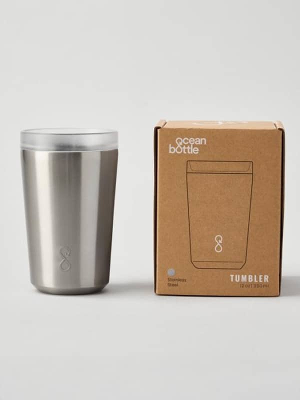 Individualisierter Kaffeebecher als Lifestyle-Accessoire – modern inszeniert für authentische Markenkommunikation