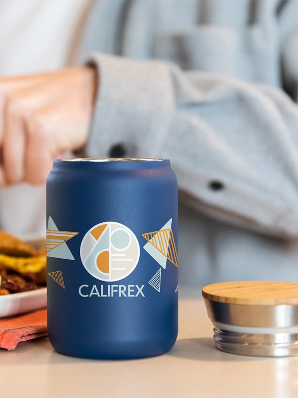 Individualisierter Kaffeebecher neben Frühstück oder Gebäck – optimal eingebunden in genussvolle Alltagsszenen