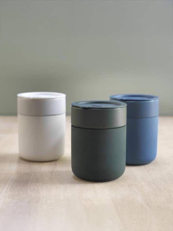 Individualisierter Kaffeebecher liegend mit Logo sichtbar – effektvoller Werbeträger für verschiedene Einsatzbereiche