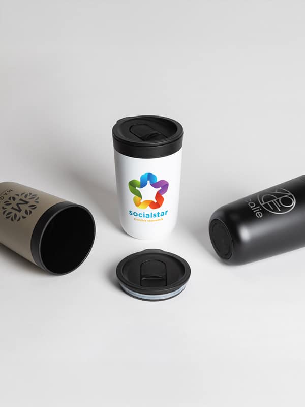 Individualisierter Kaffeebecher liegend mit Logo sichtbar – effektvoller Werbeträger für verschiedene Einsatzbereiche