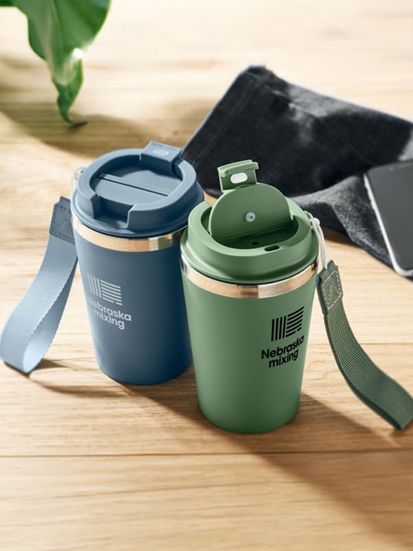 Individualisierter Kaffeebecher mit Schlaufenband – komfortables Design für den täglichen Gebrauch