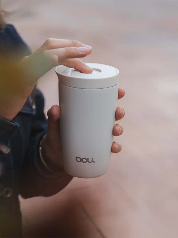 Elegante individualisierte Kaffeebecher mit stilvollem Design – hochwertige Markenbotschaft für anspruchsvolle Zielgruppen