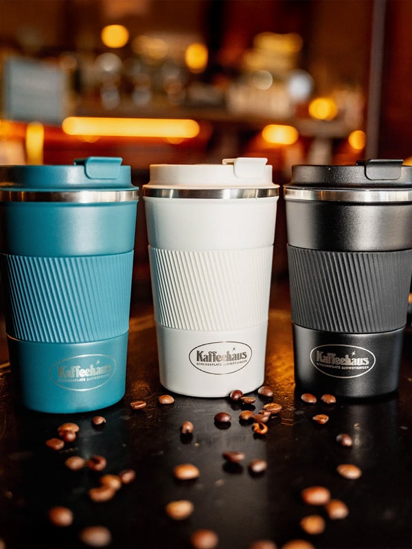 Elegante individualisierte Kaffeebecher mit stilvollem Design – hochwertige Markenbotschaft für anspruchsvolle Zielgruppen