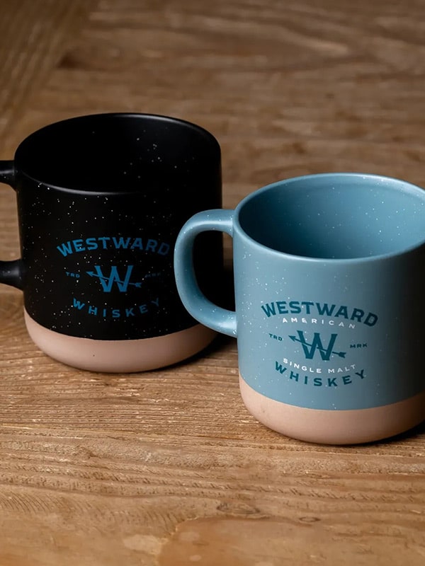 Mehrere individualisierte Kaffeebecher dekorativ auf einem Tisch arrangiert – ideal für Meetings oder Eventausstattung