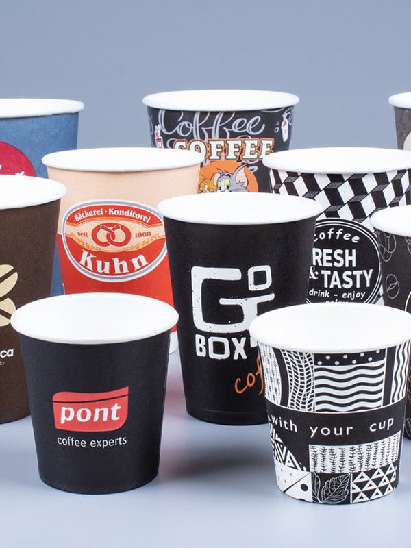 Individualisierter Kaffeebecher liegend mit Logo sichtbar – effektvoller Werbeträger für verschiedene Einsatzbereiche