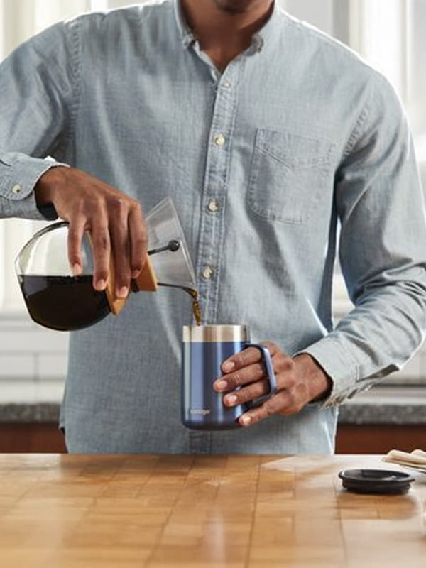 Individualisierter Kaffeebecher auf einem Schreibtisch – perfekt für Büroalltag, Meetings oder Co-Working-Spaces