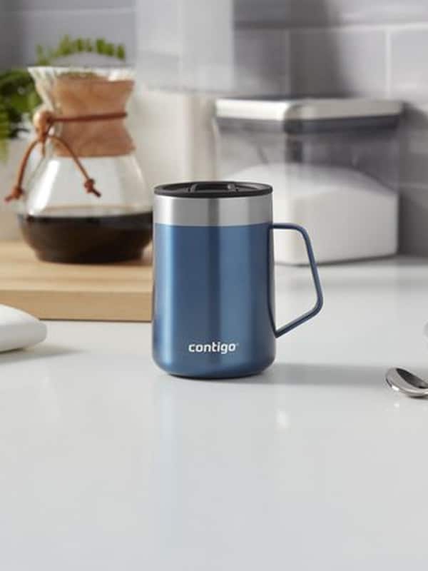 Individualisierter Kaffeebecher stilvoll inszeniert in moderner Küche – optimal für Lifestyle-Werbung im Alltag