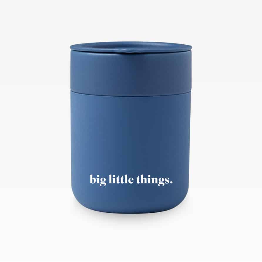 Individualisierbarer Java Keramikbecher (330 ml) mit Silikonhülle und dichtem Deckel – ideal für personalisierten Kaffeegenuss oder Werbezwecke.