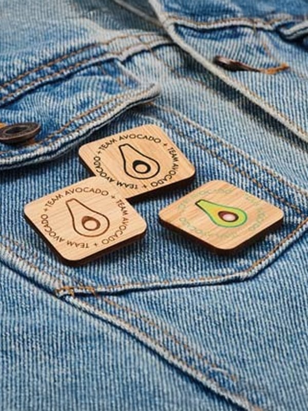 individuell gestaltbare Holzpins Merchandise Mitarbeitergeschenke