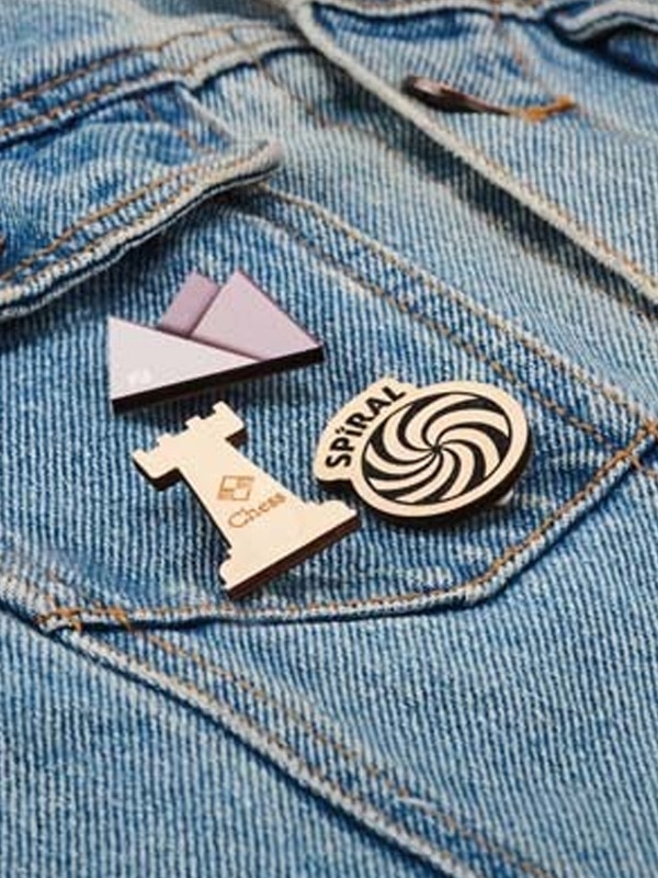 individuell gestaltbare Holzpins Merchandise Mitarbeitergeschenke